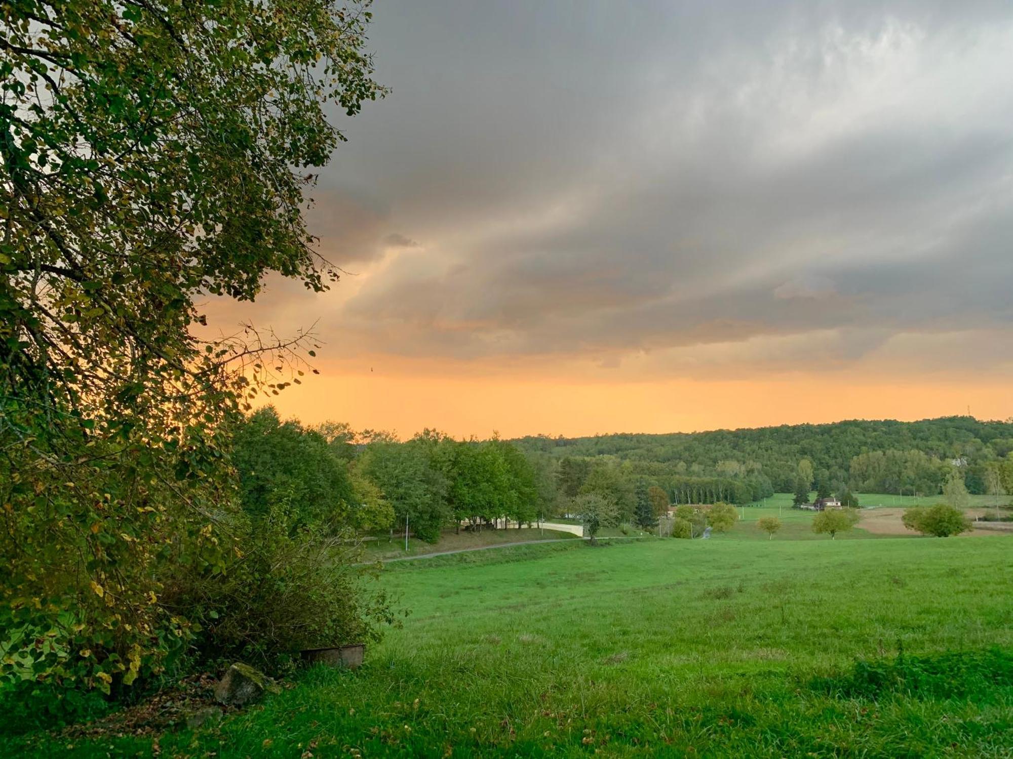 Ferme Gite Le Coeur Des Petits Chenes Saint-Pierre-de-Cole ภายนอก รูปภาพ